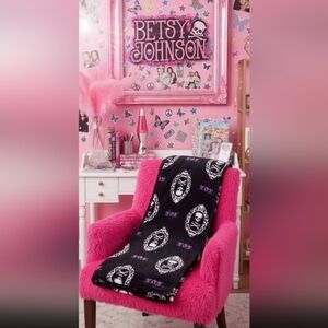 Betsey Johnson Skull Plush Throw Blanket 50 x 70 NWT